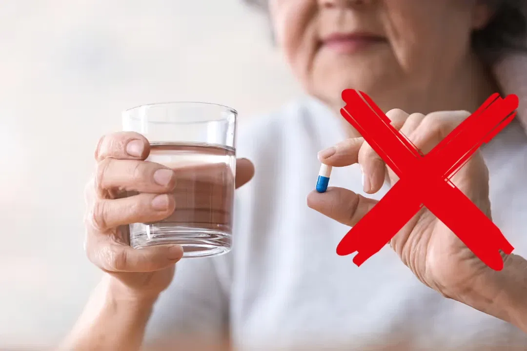 Mulher tentando aliviar dores nos pés