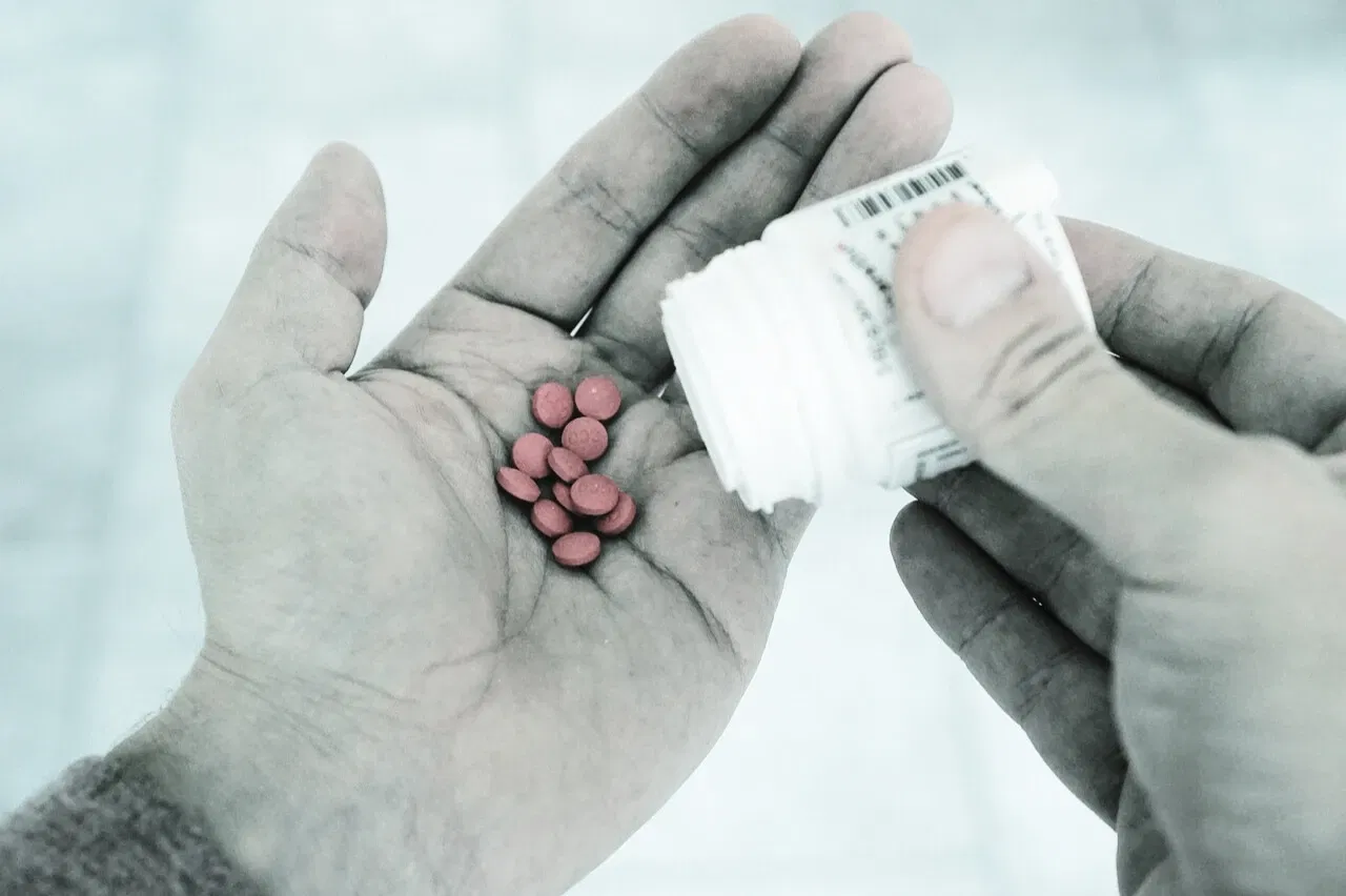 Mulher desesperada com dores